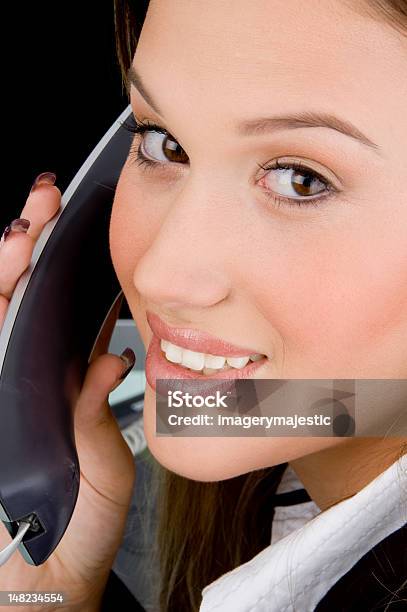 Mulher A Falar Ao Telefone - Fotografias de stock e mais imagens de 20-24 Anos - 20-24 Anos, 20-29 Anos, A usar um telefone