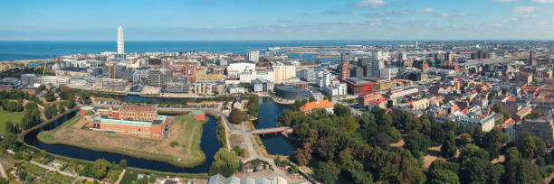 vista panorámica de malmö en verano - malmo fotografías e imágenes de stock