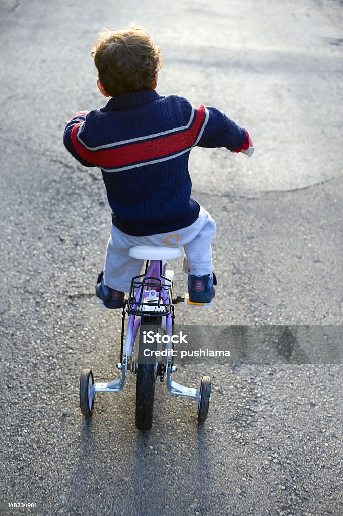 Niño y bicicletas - Foto de stock de Andar en bicicleta libre de derechos