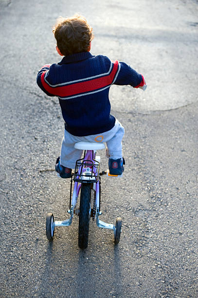 мальчик и велосипед - wheel training sports training bicycle стоковые фото и изображения