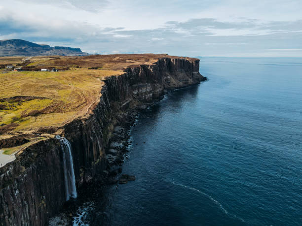 kilt rock und mealt falls wasserfall auf der isle of skye - water rock landscape cliff stock-fotos und bilder