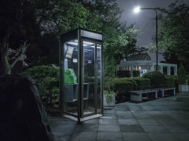 東京都港区 - 2020年9月13日:夜の青山墓地の美しいライトアップされた電話ボックスの都会の夜景。 - coin operated pay phone telephone communication ストックフォトと画像