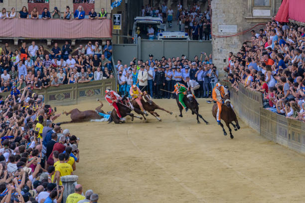 델 카사토 벤드(del casato bend)의 팔리오 디 시에나 경마(palio di siena horse race) - palio horse italy jockey 뉴스 사진 이미지