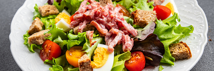 Vosges green salad, egg, bacon salad, crouton, lettuce, salad dressing vinaigrette Lorraine cuisine meal food snack on the table