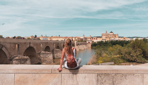 mujer turista disfrutando de la vista panorámica del paisaje de la ciudad de Córdoba- España - foto de stock
