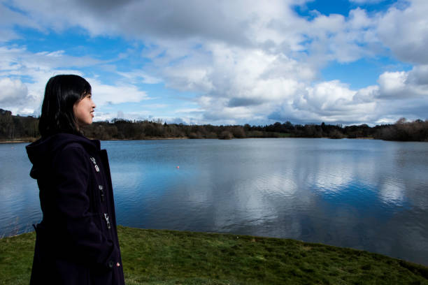 ragazza che fissa linlithgow loch - linlithgow palace foto e immagini stock