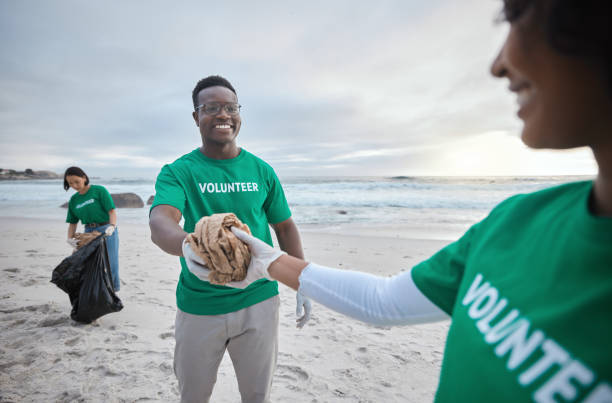 Teamwork, help and recycling with people on beach for sustainability, environment and eco friendly. Climate change, earth day and nature with volunteer and plastic for cleaning, energy and pollution trabajo en equipo, ayuda y reciclaje con las personas en la playa para la sostenibilidad, el medio ambiente y el respeto al medio ambiente. cambio climático, día de la tierra y naturaleza con voluntariado y limpieza para caridad y servicio comunitario