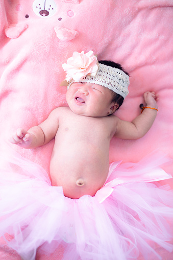 newborn baby,Close-up beautiful sleeping baby boy. Newborn baby sleeping on a blanket, beautiful pictures, seven days, newborn baby wearing large cloth, cloth rose headband.