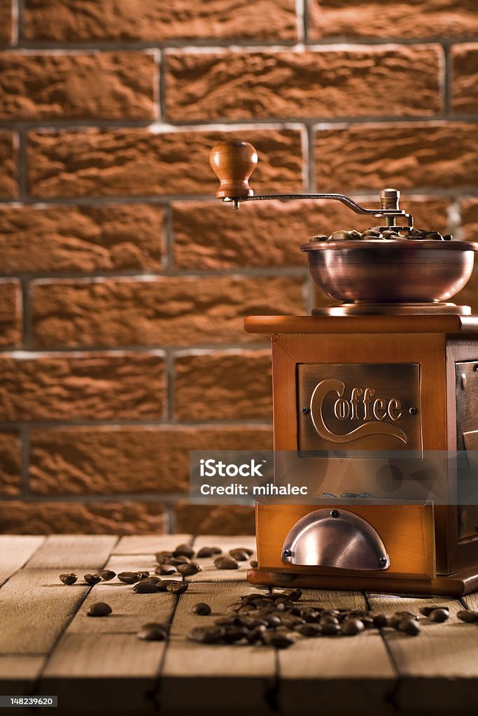 Hölzerne Kaffeemühle auf Tisch - Lizenzfrei Kaffeemühle Stock-Foto