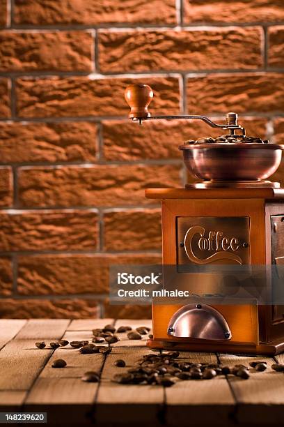 Hölzerne Kaffeemühle Auf Tisch Stockfoto und mehr Bilder von Kaffeemühle - Kaffeemühle, Retrostil, Alt