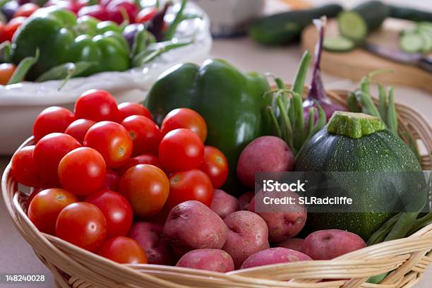 Grupa Świeżych Warzyw Na Wiklina Koszyka - zdjęcia stockowe i więcej obrazów Bez ludzi - Bez ludzi, Błonnik, Cukinia