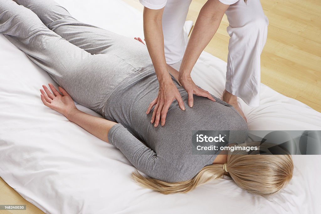 Mujer con Masaje Shiatsu - Foto de stock de Shiatsu libre de derechos