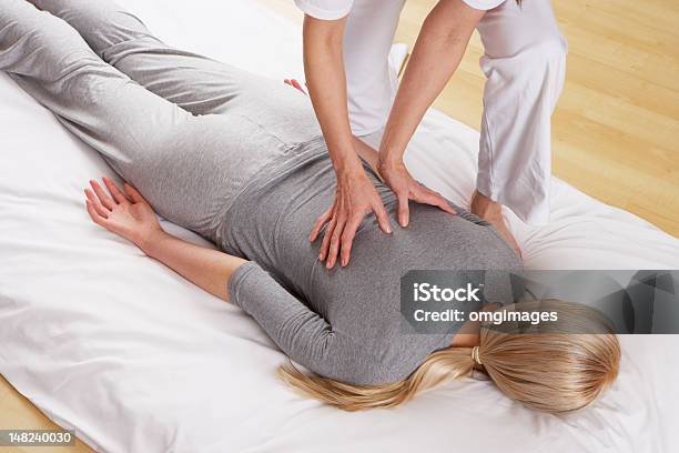 Mulher Tendo Massagem Shiatsu - Fotografias de stock e mais imagens de Shiatsu - Shiatsu, Massajar, Fotografia de Estúdio