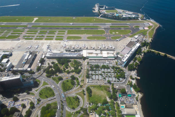 リオデジャネイロのサントスデュモン空港の空撮 - guanabara bay ストックフォトと画像