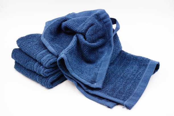 asciugamani blu per mani e viso - porous bathtub public restroom bathroom foto e immagini stock