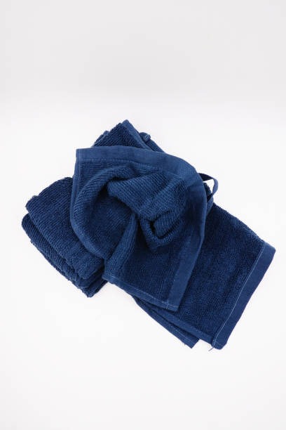 asciugamani blu per mani e viso - porous bathtub public restroom bathroom foto e immagini stock