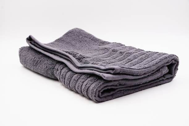 asciugamani grigi per mani e viso - porous bathtub public restroom bathroom foto e immagini stock