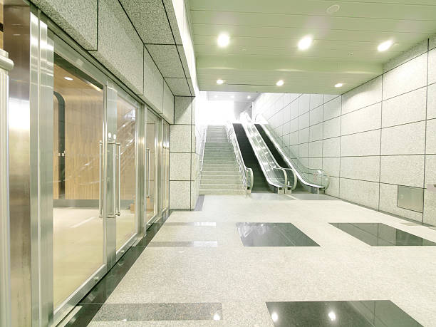 escadaria de passagem subterrânea - escalator shopping mall shopping transparent imagens e fotografias de stock
