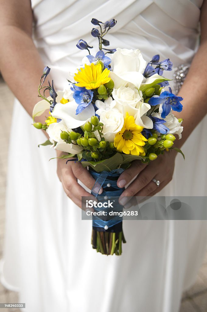 Foto de Noiva Detém O Buquê De Amarela Azul E Branco Flores e mais fotos de  stock de Amarelo - iStock