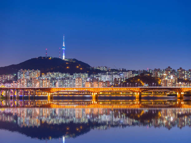 horizonte da cidade de seul e arranha-céus no rio han, coreia do sul. - letter n water text blue - fotografias e filmes do acervo