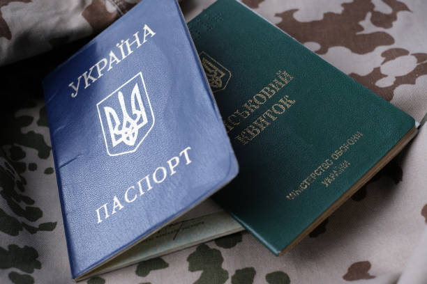 Ukrainischer Militärausweis und nationaler Reisepass auf Militäruniform – Foto