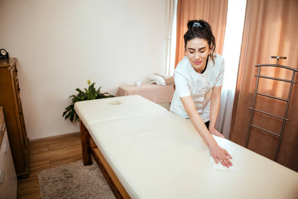 everything is ready for the massage - massage table imagens e fotografias de stock