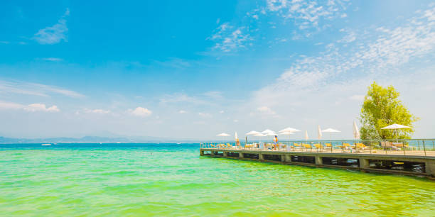 lago de garda. italia. europa. viaje de verano - textured nature hurricane caribbean sea fotografías e imágenes de stock