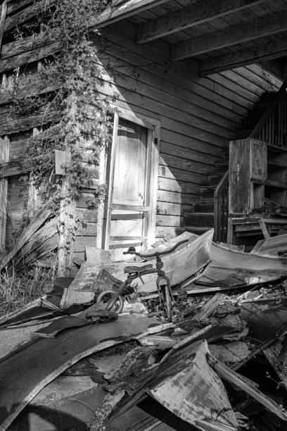 istock Rusty Tricycle in Front of Old House 1482457948