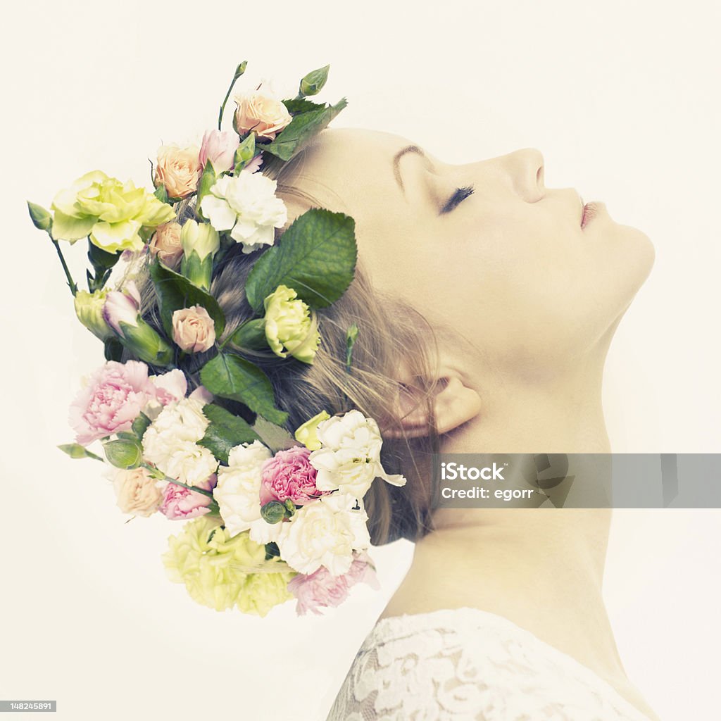 Hermosa Chica con flores - Foto de stock de Mujeres libre de derechos