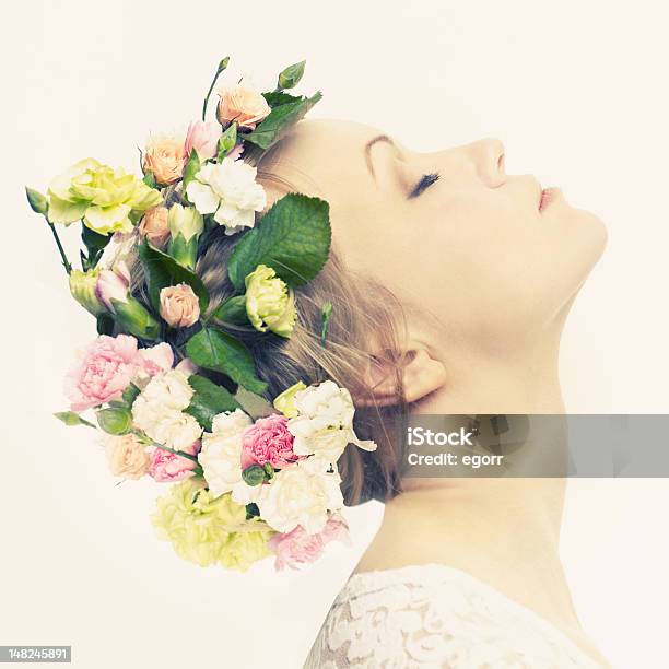 Hermosa Chica Con Flores Foto de stock y más banco de imágenes de Mujeres - Mujeres, Corona - Arreglo floral, Rosa - Flor