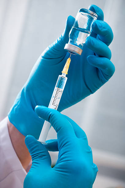 spritze - injecting vaccination flu virus impfung stock-fotos und bilder