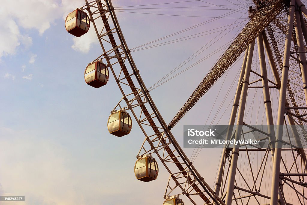 Ferris Wheel en el crepúsculo - Foto de stock de Aire libre libre de derechos