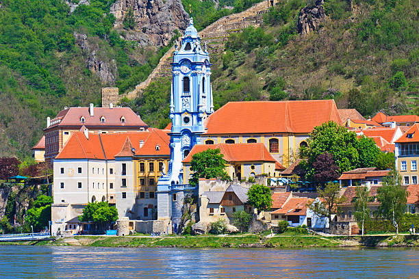 dürnstein barroco iglesia en río danubio (wachau valley), australia - danube valley danube river vineyard austria fotografías e imágenes de stock