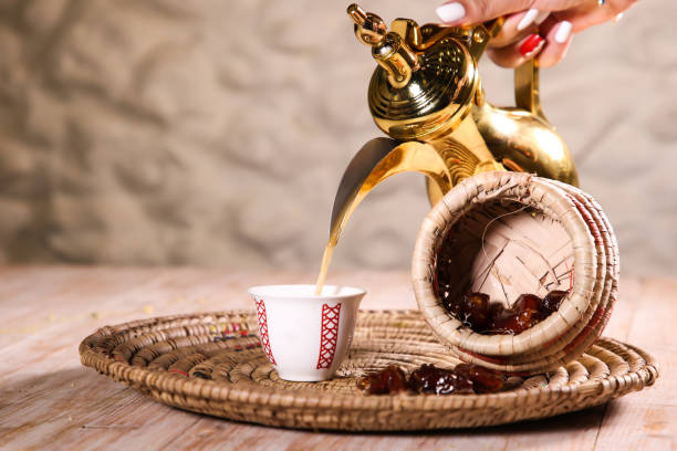 caffè arabo con datteri serviti con teiera in tazza isolata sullo sfondo vista dall'alto cibo del ramadan - medio orientale foto e immagini stock