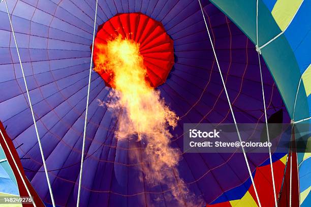 Balão Ser Despedido - Fotografias de stock e mais imagens de Balão de ar quente - Balão de ar quente, Explodir, Ao Ar Livre