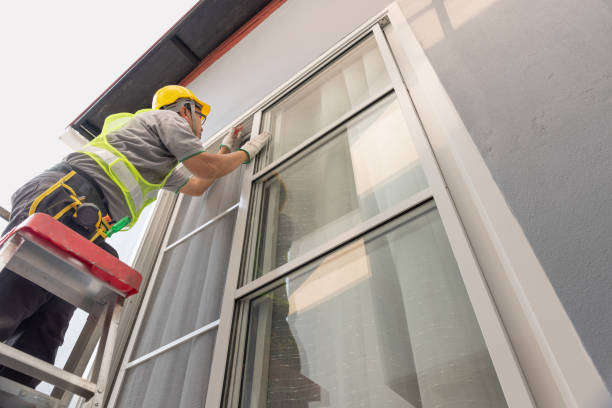 pracownik budowlany naprawiający okno przesuwne. otwarta pokrywa koła regulacyjnego. - maintenance engineer home improvement men manual worker zdjęcia i obrazy z banku zdjęć