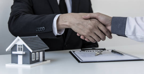 istock Real estate agents and customers shake hands to congratulate 1482512634