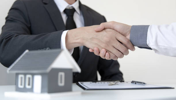 istock Real estate agents and customers shake hands to congratulate 1482512638