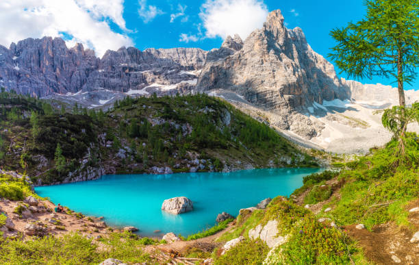 vista panorámica del lago sorapis en las montañas dolomitas, cortina d'ampezzo, italia. hermoso lago alpino lago di sorapis - alpes dolomíticos fotografías e imágenes de stock