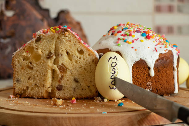 istock Festive Easter cake and a painted egg with the text Moscow pierced with a knife on the table at home in Ukraine, the fall of Russia, the war 1482531808