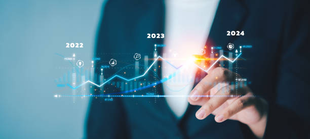 Business person analysing growing virtual hologram target of statistics graph and up arrow for trader to investment, the best business growth and strategy development and planning to success. persona de negocios que analiza el creciente holograma virtual objetivo del gráfico de estadísticas y la flecha hacia arriba para el comerciante a la inversión, el mejor crecimiento empresarial y el desarrollo de estrategias y la planificación para el