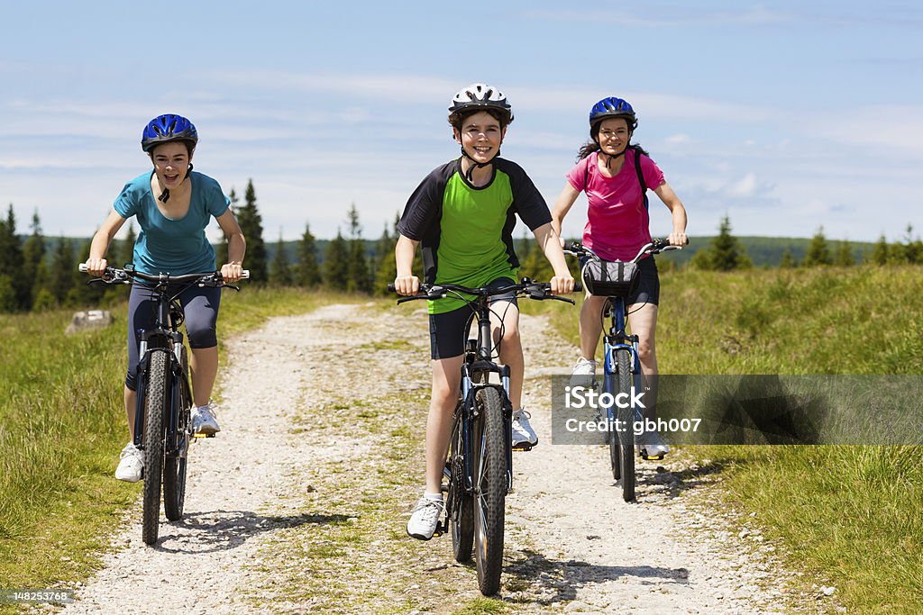 Famiglia in bicicletta - Foto stock royalty-free di Ciclismo