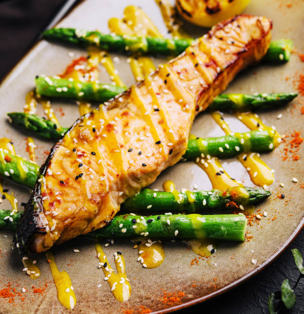 Cooked asparagus with salmon and lemon