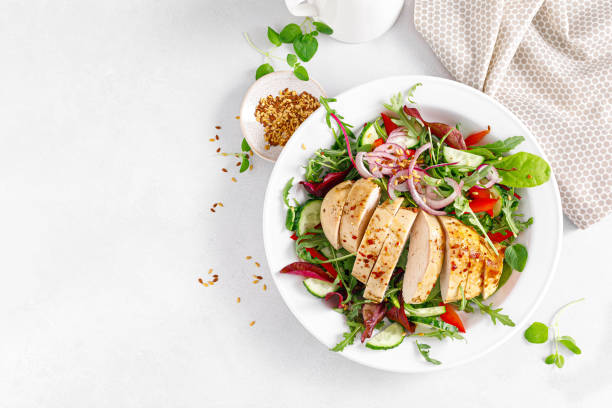 petto di pollo grigliato e insalata di verdure fresche - chicken breast chicken grilled chicken protein foto e immagini stock