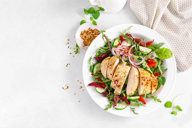 grillowana pierś z kurczaka i sałatka ze świeżych warzyw - barbecue breast chicken healthy eating zdjęcia i obrazy z banku zdjęć