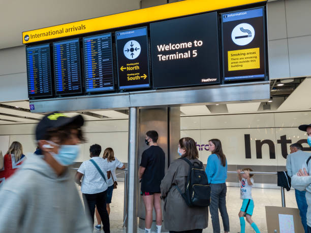 터미널 5의 국제선 도착장에는 승객을 만나고 인사하기 위해 기다리는 사람들이 있습니다. - terminal 5 heathrow airport 뉴스 사진 이미지