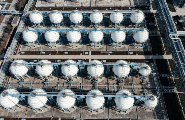 vista aérea da fábrica de produtos químicos - fuel storage tank storage tank oil industry warehouse - fotografias e filmes do acervo