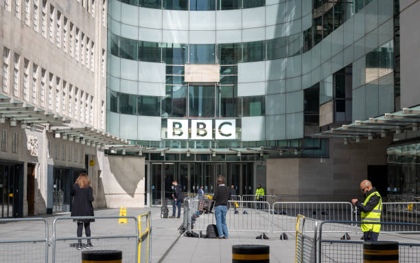 le panneau nominatif et l’entrée des bureaux de la bbc sur regent street. - bbc photos et images de collection