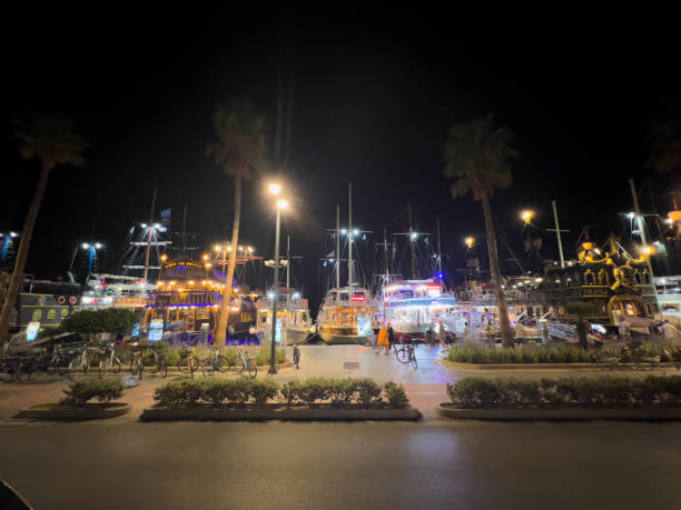 ausflugsboote bei nacht im hafen der insel kos - sea aegean sea night illuminated stock-fotos und bilder