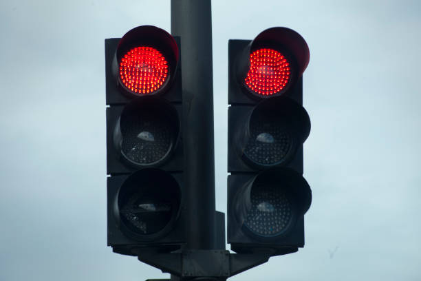 red traffic lights, stop lights. - avenue sign imagens e fotografias de stock